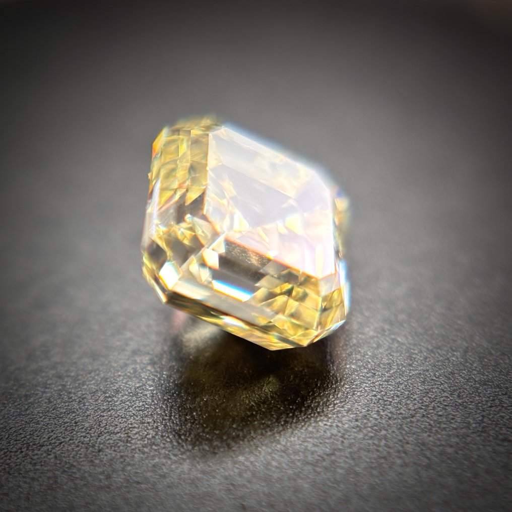 1 pcs Diamond  (Natural coloured)  - 0.51 ct - Cut cornered square - Fancy Yellow - VS2 - International Gemological Institute (IGI) #3.2