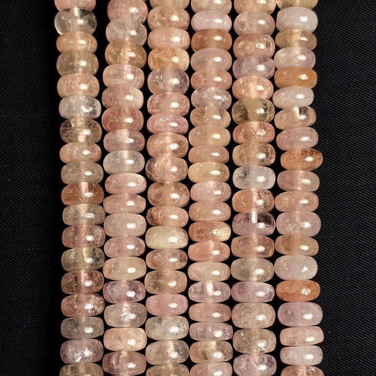 Natural multi-shaded morganite strand with a smooth round shape. Approximately 10 mm diameter, 39 cm length.- 67 g - (1) #1.0