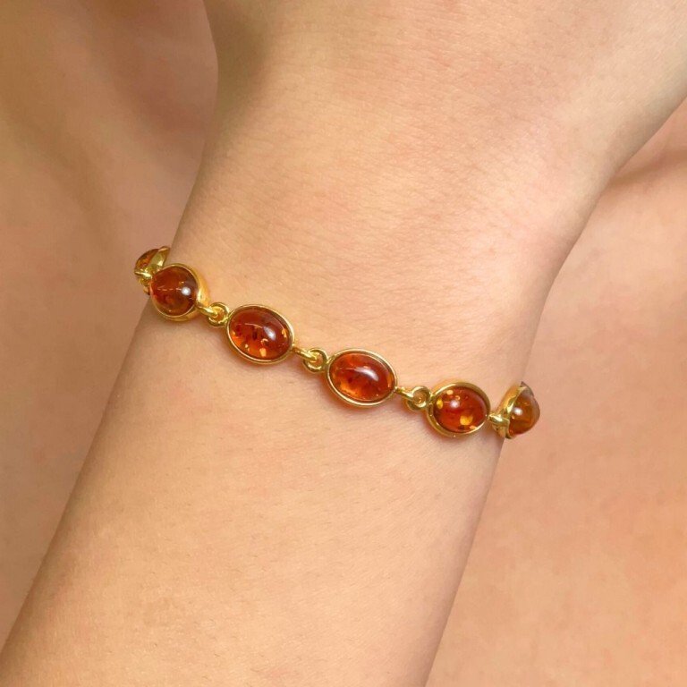 Armbånd med innfatninger og glatte kanter, lås i gullbelagt sølv 925‰. i ambra del Baltico naturale, farge honning, cabochon oval, Ø 7,5x5,5 mm ca., cm 18- 8.5 g - (1) #2.1