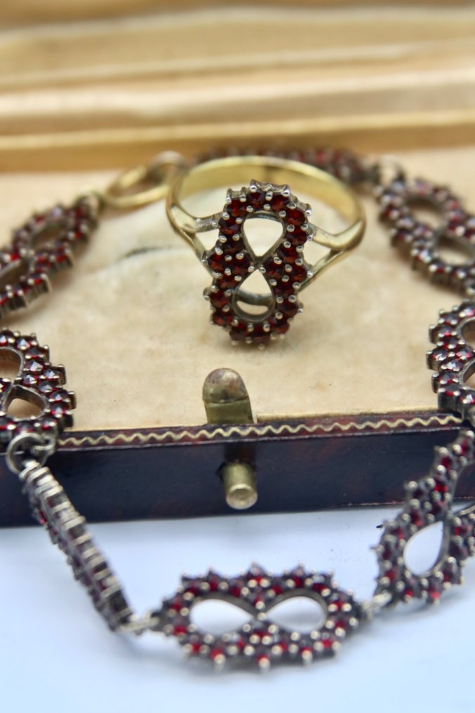 Handmade - Ensemble de bijoux 2 pièces - 8 carats Or jaune, Bracelet + bague old roos coupé 9Ct Grenat - Grenat - Antique Bohemia vers les années 1900 #1.0