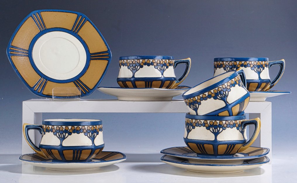 Villeroy & Boch Mettlach - Cup and saucer (11) - Vijf Jugendstil Kop en 6 schotels met polychroom floraal decor • 1900-1909 - Art Nouveau punch terrine with lid, model 2974, • 1905 to 1909 #3.2