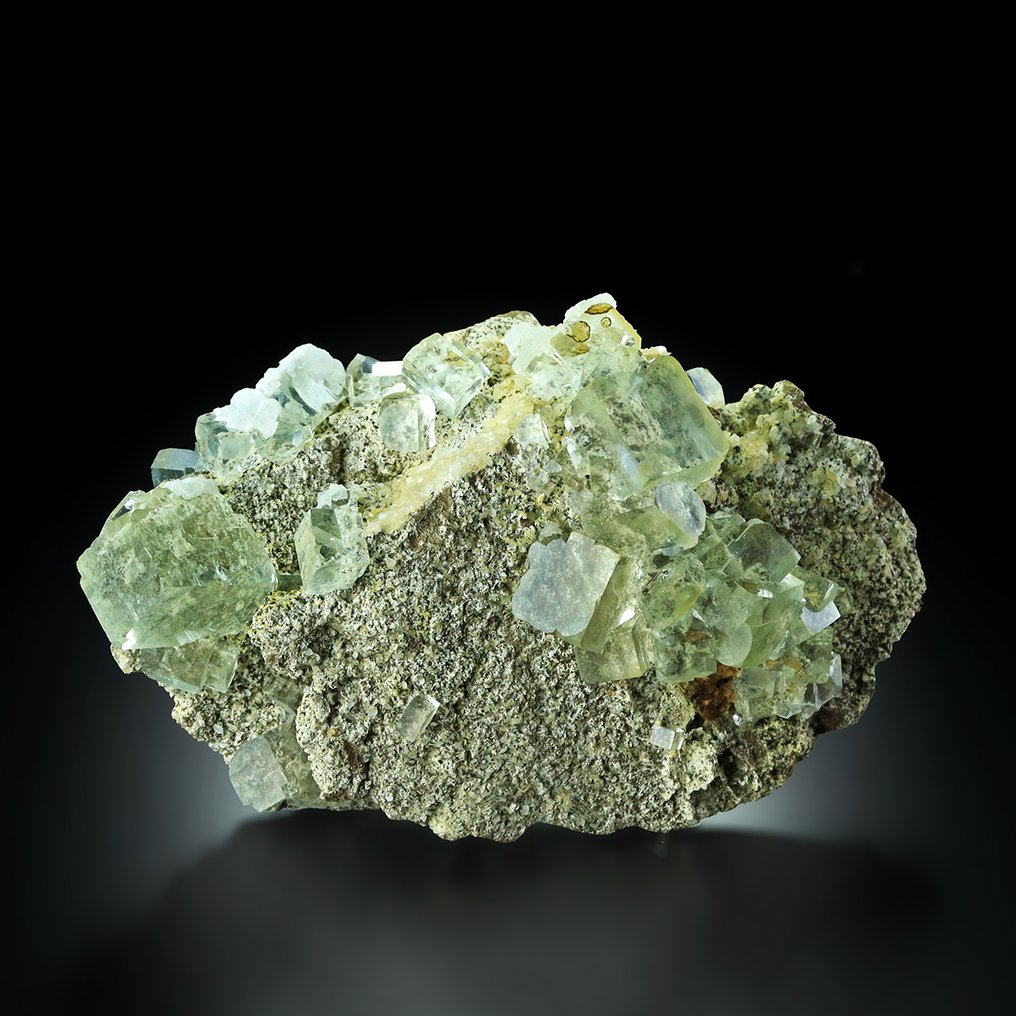 Excelente FLUORITA en Matrix - Cristales cúbicos verdes – Xianghualing, Hunan, China Cristales sobre matriz - Altura: 7.5 cm - Ancho: 4.9 cm- 61 g #1.0