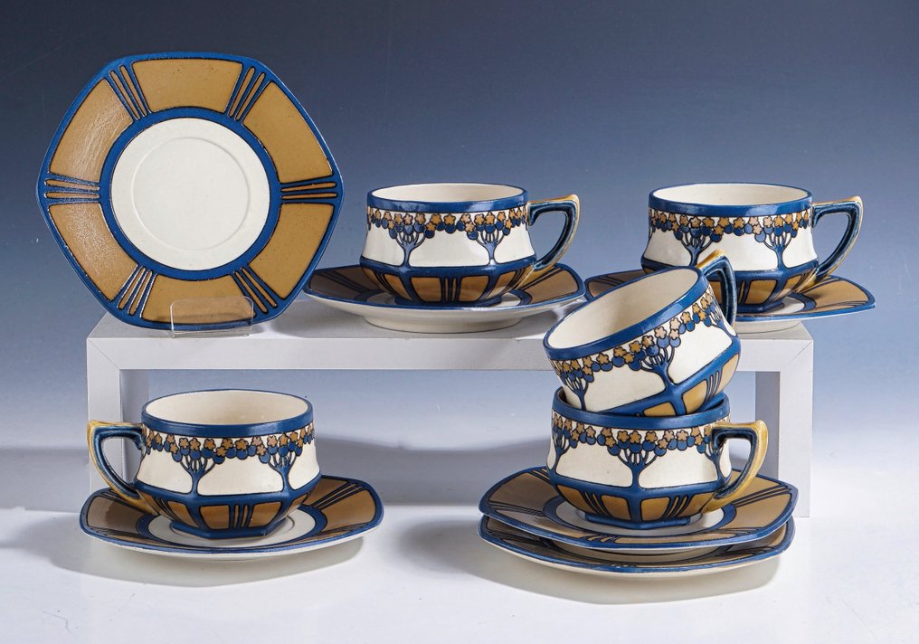 Villeroy & Boch Mettlach - Cup and saucer (11) - Vijf Jugendstil Kop en 6 schotels met polychroom floraal decor • 1900-1909 - Art Nouveau punch terrine with lid, model 2974, • 1905 to 1909 #1.0