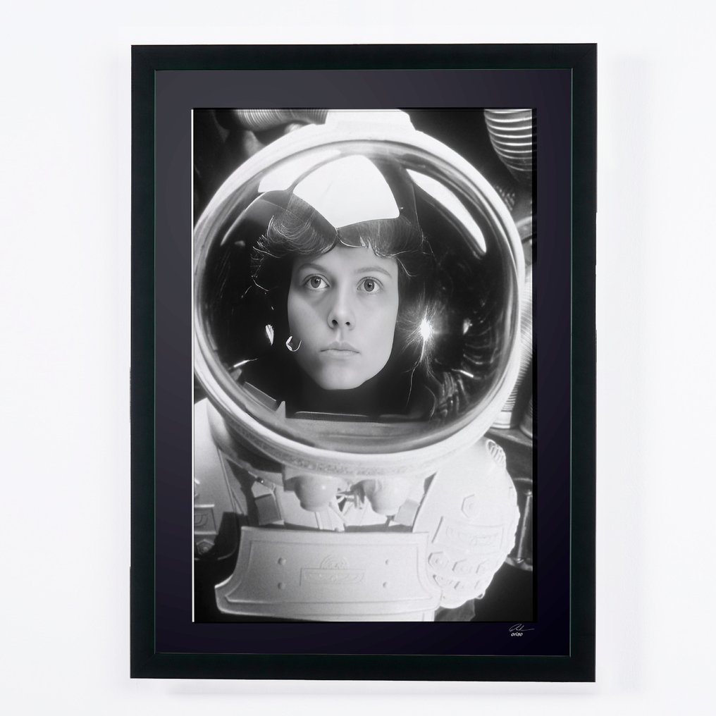 ALIEN - Sigourney Weaver as "Ellen Ripley" - Fine Art Photography - Luxury Wooden Frame 70X50 cm - Limited Edition 02 of 30 - Serial 20128 - Original Certificate (COA), Hologram - 100% New. Shipping Reduction from 3 items #3.2