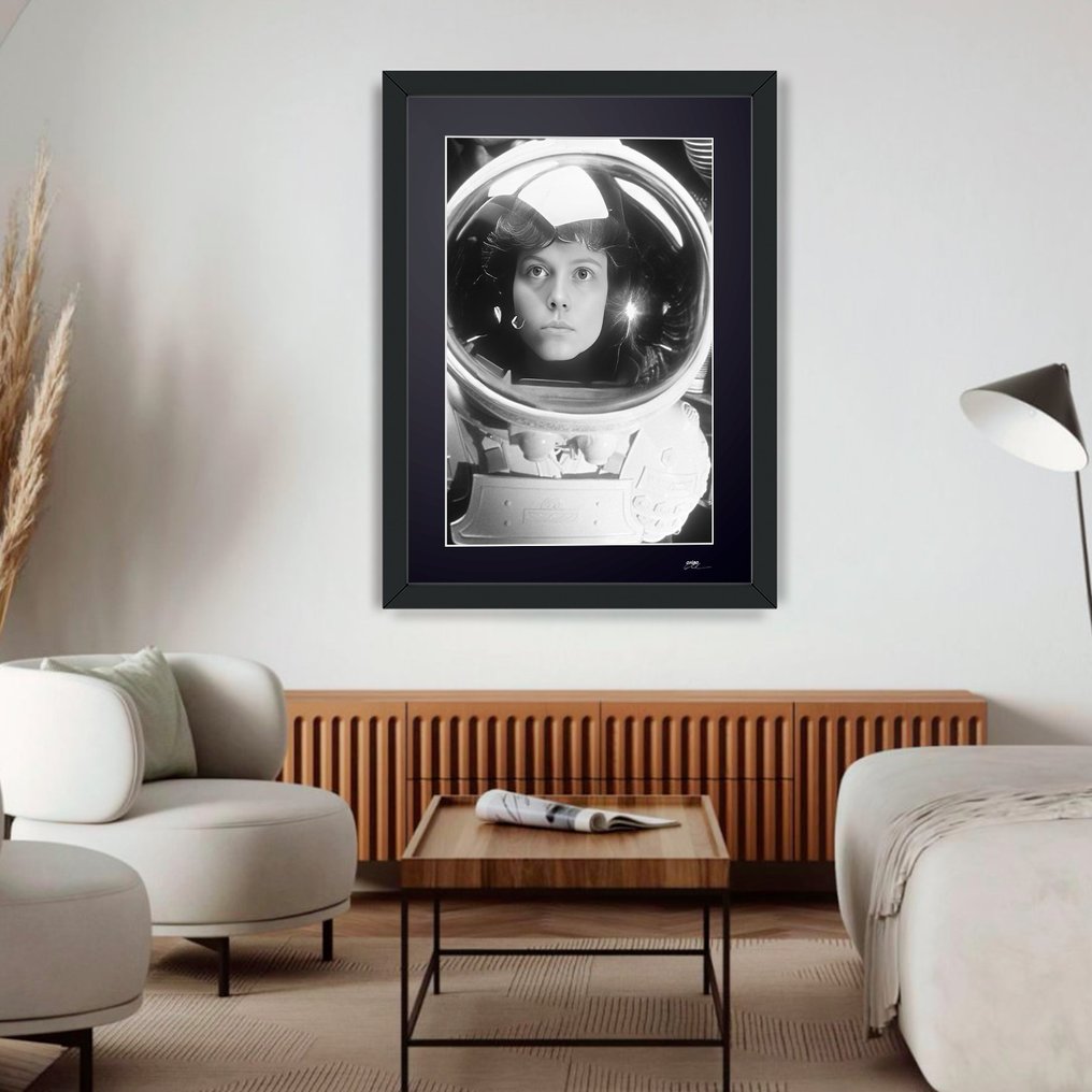 ALIEN - Sigourney Weaver as "Ellen Ripley" - Fine Art Photography - Luxury Wooden Frame 70X50 cm - Limited Edition 02 of 30 - Serial 20128 - Original Certificate (COA), Hologram - 100% New. Shipping Reduction from 3 items #1.0