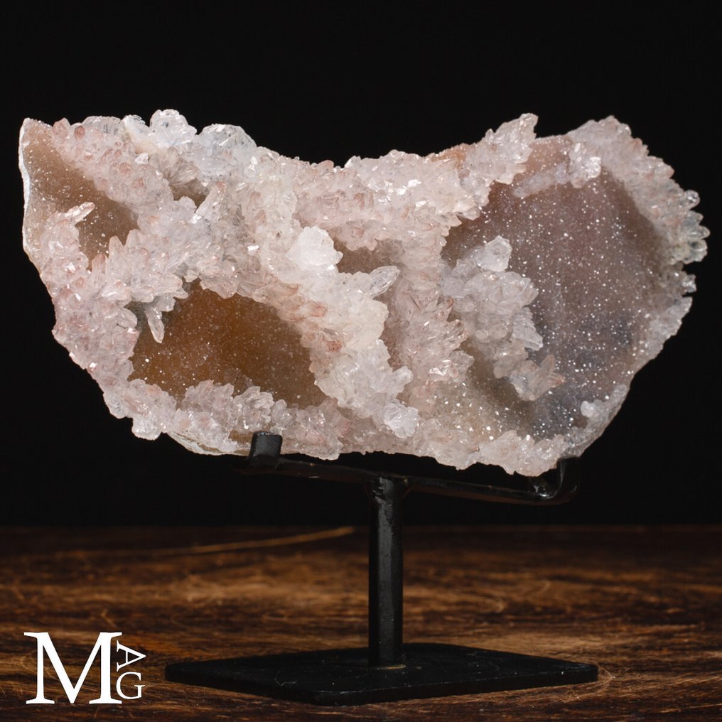 Εξαιρετική ορυκτή διαμόρφωση - δείγμα συλλέκτη - εξαιρετικά σπάνιο ροζ χαλαζίας με druse. - Ύψος: 111 mm - Πλάτος: 233 mm- 788 g #2.1