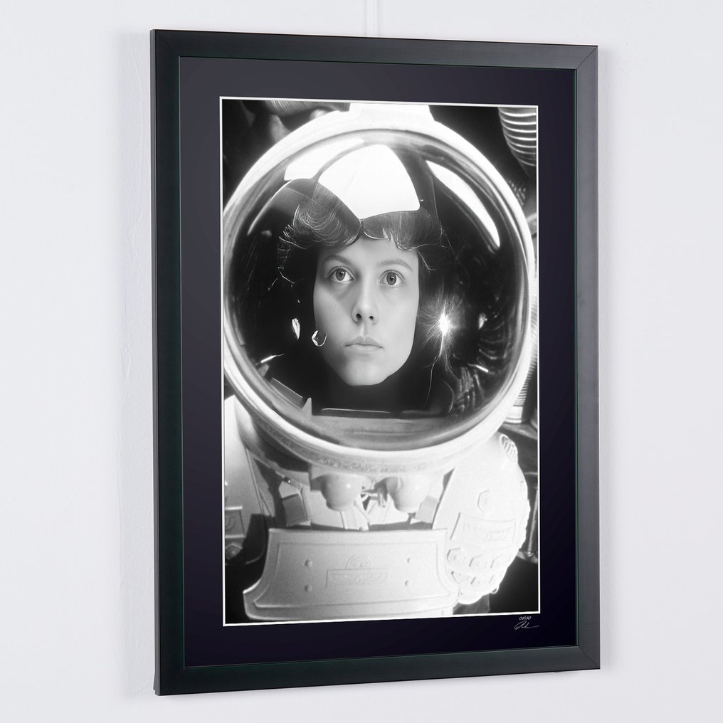 ALIEN - Sigourney Weaver as "Ellen Ripley" - Fine Art Photography - Luxury Wooden Frame 70X50 cm - Limited Edition 02 of 30 - Serial 20128 - Original Certificate (COA), Hologram - 100% New. Shipping Reduction from 3 items #4.3