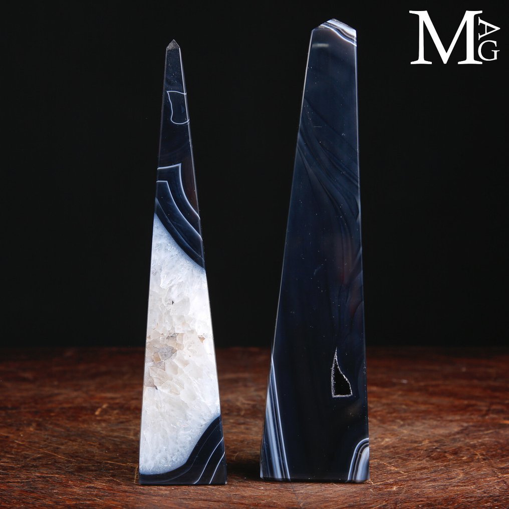 Set of 2 towers in natural-colored agate. - Height: 191 mm - Width: 50 mm- 825 g #3.2