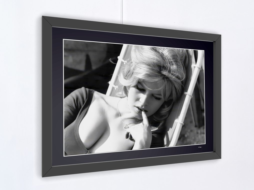 Brigitte Bardot Iconics - Fine Art Photography - Luxury Wooden Frame 70X50 cm - Limited Edition 01 of 30 - Serial 20114 - Original Certificate (COA), Hologram - 100% New. Shipping Reduction from 3 items #4.3