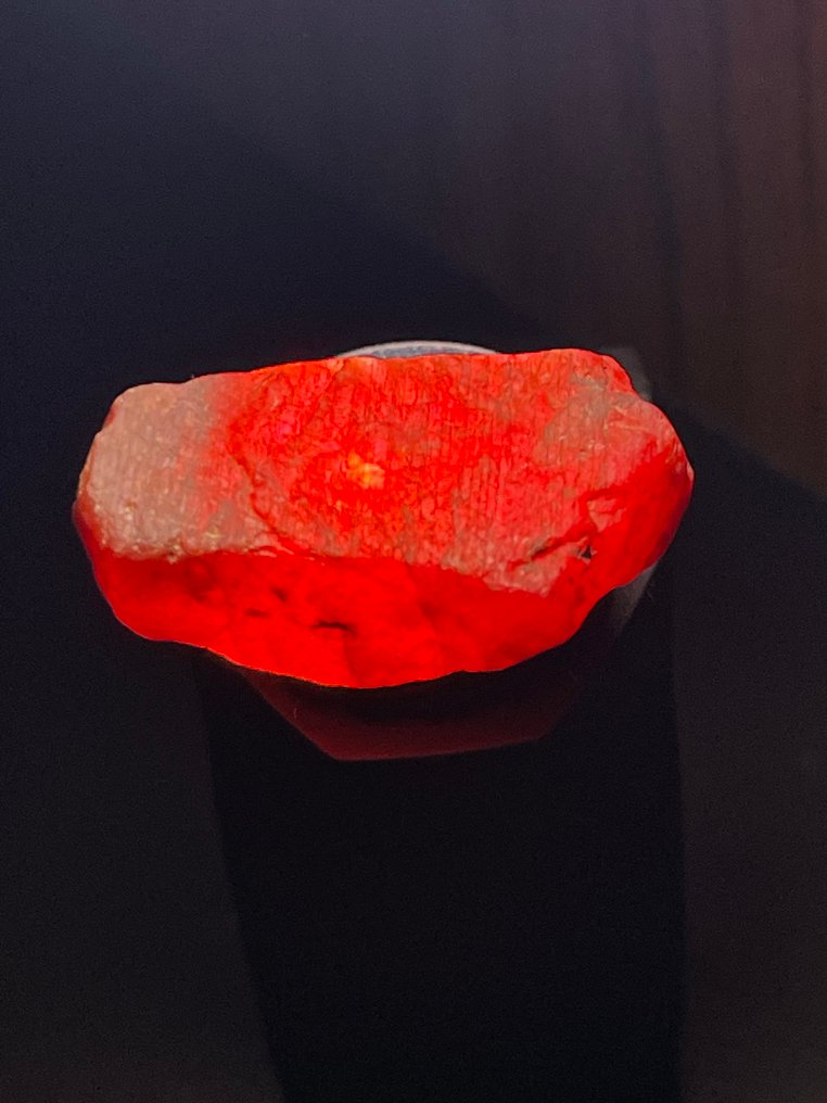 红宝石 粗糙。非凡的水晶!顶级红宝石色。65克拉。百分百天然且特殊的红宝石。 - 高度: 32 mm - 宽度: 18 mm- 13 g #4.3