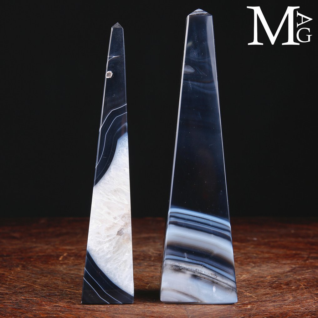 Set of 2 towers in natural-colored agate. - Height: 191 mm - Width: 50 mm- 825 g #2.1