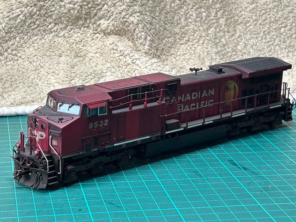 Kato H0 - 37-6474 - Πετρελαιοκίνητη-ηλεκτροκίνητη μηχανή τρένου (1) - GE AC4400CW - Canadian Pacific #1.0