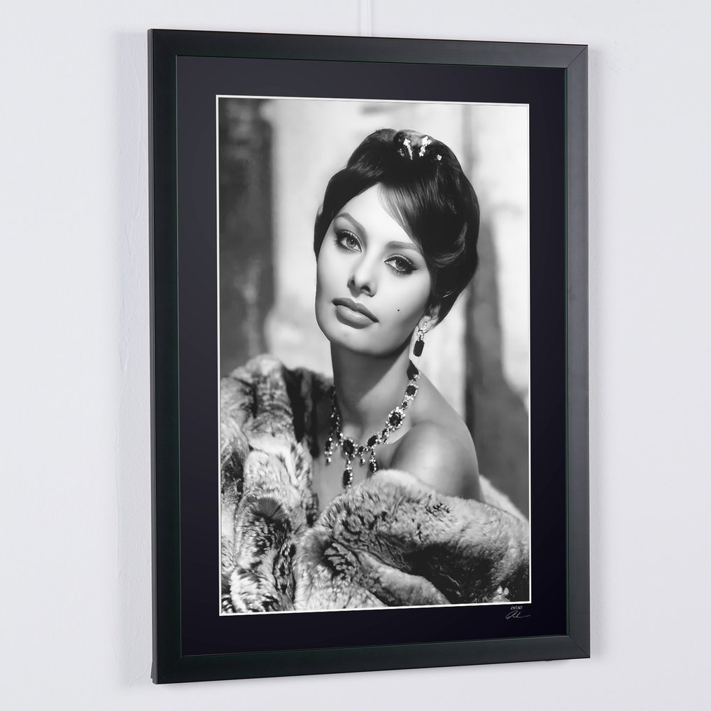 Sophia Loren - Iconic Legend - Fine Art Photography - Luxury Wooden Frame 70X50 cm - Limited Edition 02 of 30 - Serial 20148 - Original Certificate (COA), Hologram - 100% New. Shipping Reduction from 3 items #4.3