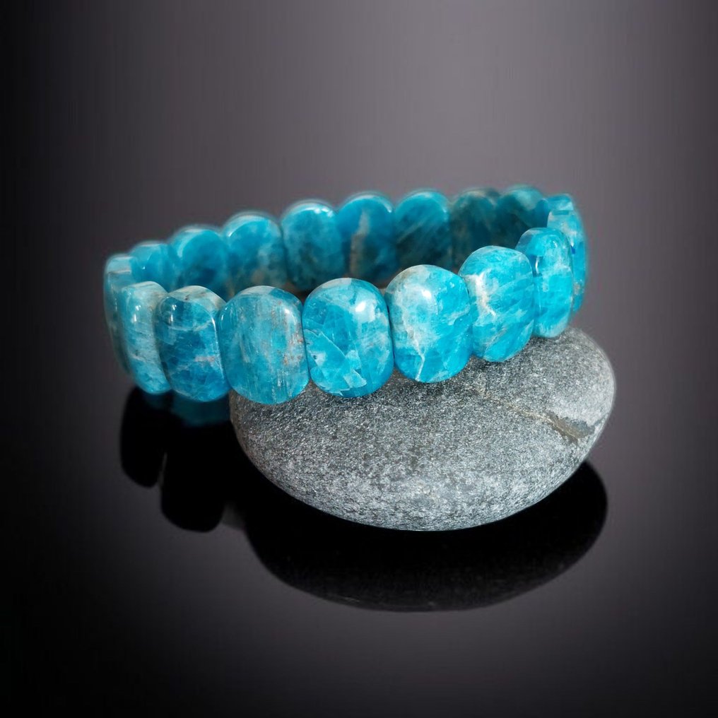 Απατίτης καλής ποιότητας. Όμορφο φωτεινό μπλε. Φυσική ακατέργαστη πέτρα. - Ύψος: 1.5 cm - Πλάτος: 0.5 cm- 37 g #2.1