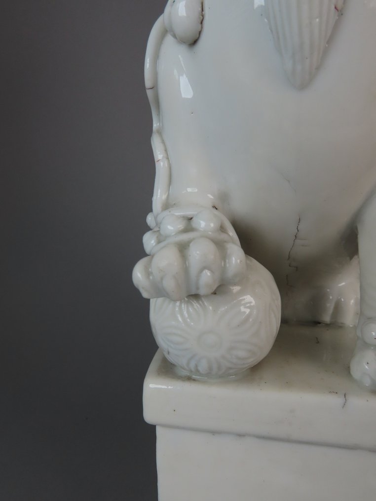 Early Kangxi Period (ca. 1680) - Καυστήρας θυμιάματος - Exceptional Large Seated Shishi/Foo Lion Joss Stick Holder - Πορσελάνη - Γιορτή με Μπροντέ, κορδέλες. #4.3