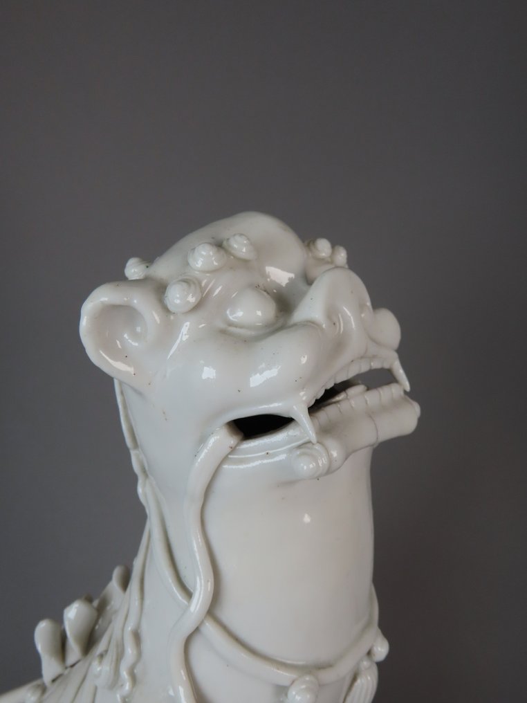 Early Kangxi Period (ca. 1680) - Καυστήρας θυμιάματος - Exceptional Large Seated Shishi/Foo Lion Joss Stick Holder - Πορσελάνη - Γιορτή με Μπροντέ, κορδέλες. #2.1