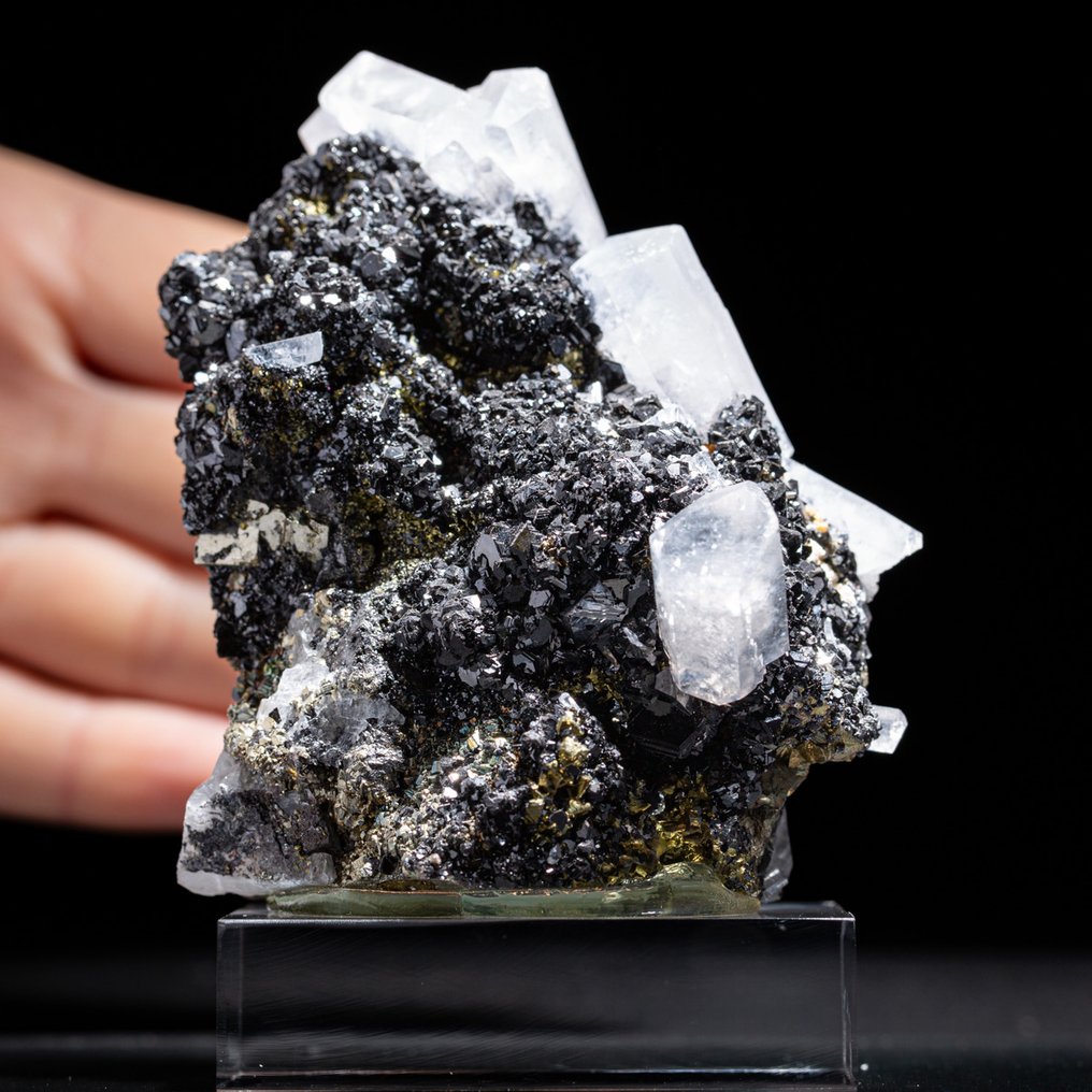 Calcita hexagonal en pirita – Formación rara - Altura: 100 mm - Ancho: 68 mm- 417 g #3.2