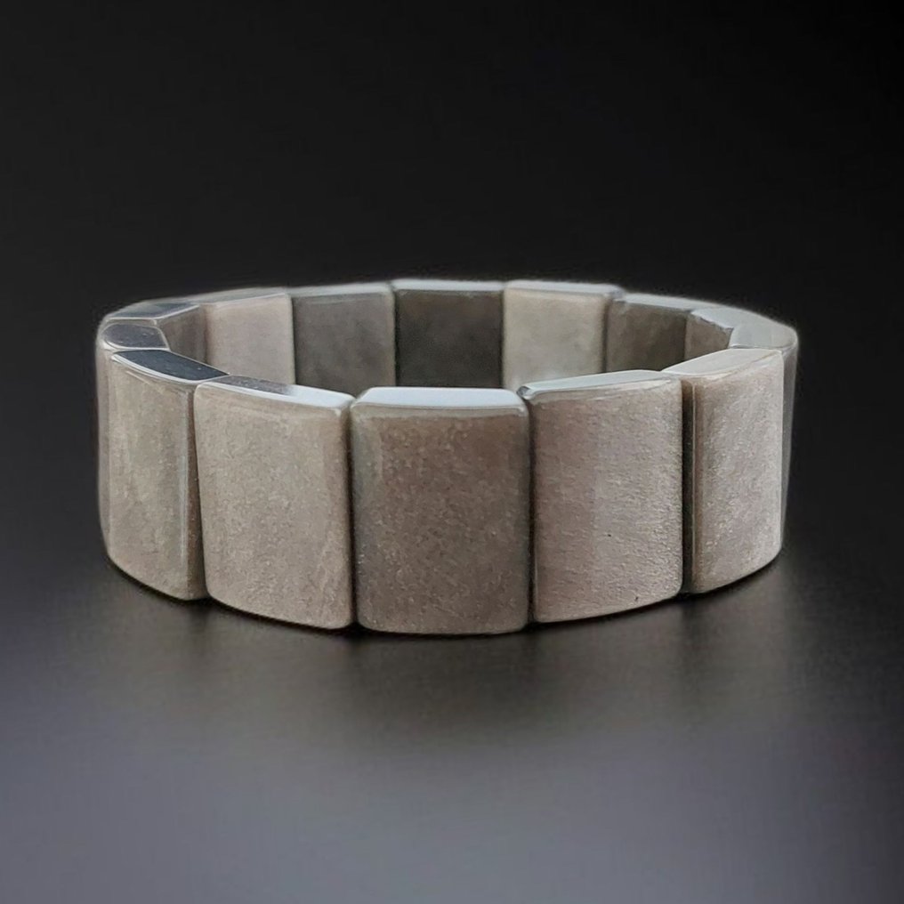 Silver obsidian with superb reflections. Rare natural untreated stone. - Height: 2 cm - Width: 0.6 cm- 60 g #1.0