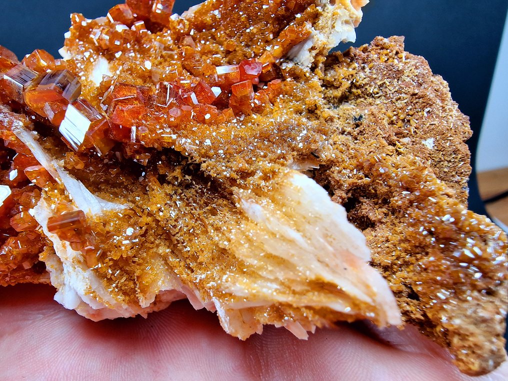 Βαναδινίτης Το πιο επιθετικό πορτοκαλί-κόκκινο χρώμα. - Ύψος: 100 mm - Πλάτος: 80 mm- 317 g - (1) #3.2