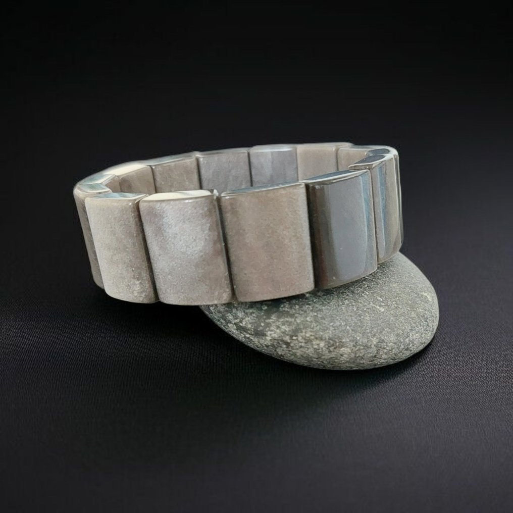 Silver obsidian with superb reflections. Rare natural untreated stone. - Height: 2 cm - Width: 0.6 cm- 60 g #3.2