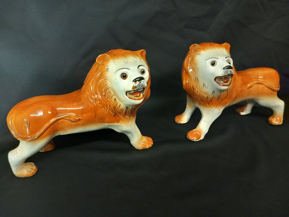 Staffordshire Porselein - Statue, Paar staande leeuwen - 26 cm - Porcelain #1.0