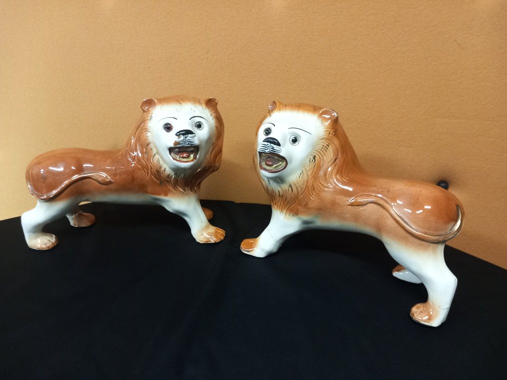 Staffordshire Porselein - Statue, Paar staande leeuwen - 26 cm - Porcelain #1.0