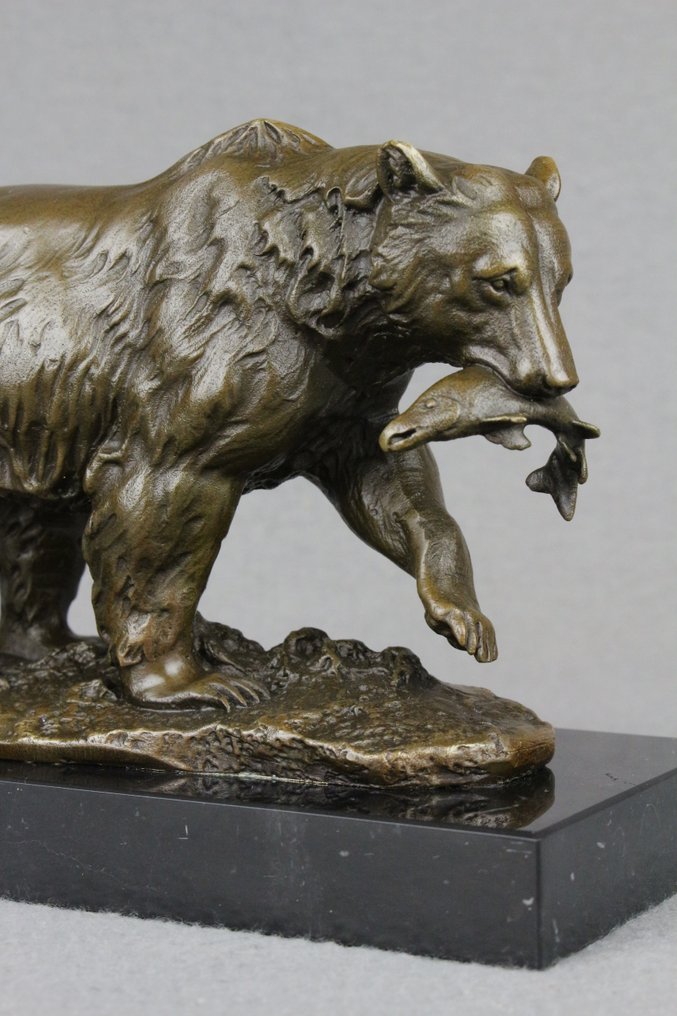 Milo (1910-1978) - Escultura, Grizzly Bear with Salmon - 12 cm - Bronce patinado #1.0