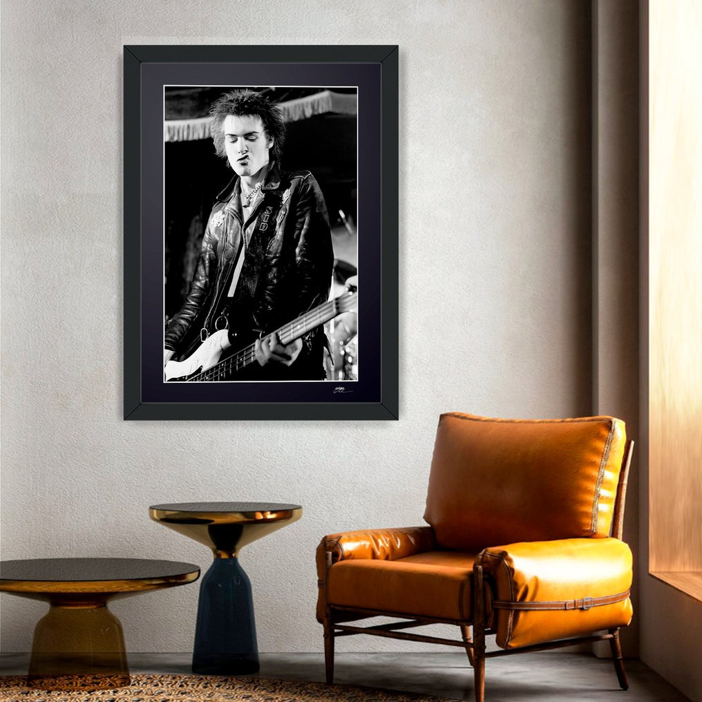 The Sex Pistols - Sid Vicious - Fine Art Photography - Luxury Wooden Frame 70X50 cm - Limited Edition 02 of 20 - Serial MU220 - Original Certificate (COA), Hologram - 100% New. Shipping Reduction from 3 items #1.0