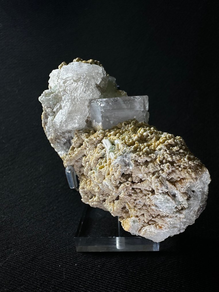 Un raro vínculo GOSENITE o MORGANITE con TORMALINA VERDE Cristal sobre matriz - Altura: 117 mm - Ancho: 57 mm- 270 g - (1) #3.2
