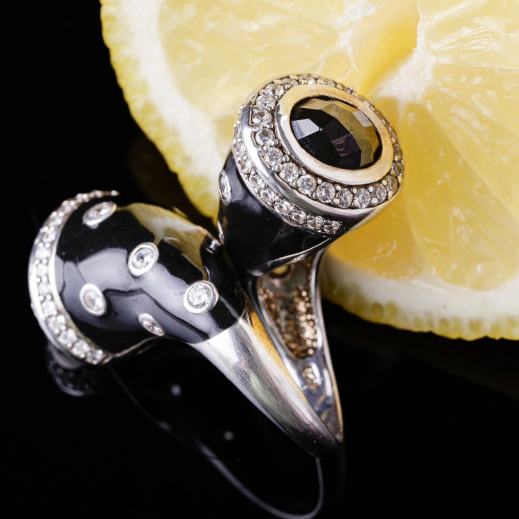 镶有白色和黑色水晶的珐琅银色戒指雕塑 - 高度: 39 mm - 闊度: 25 mm- 19.4 g #3.2