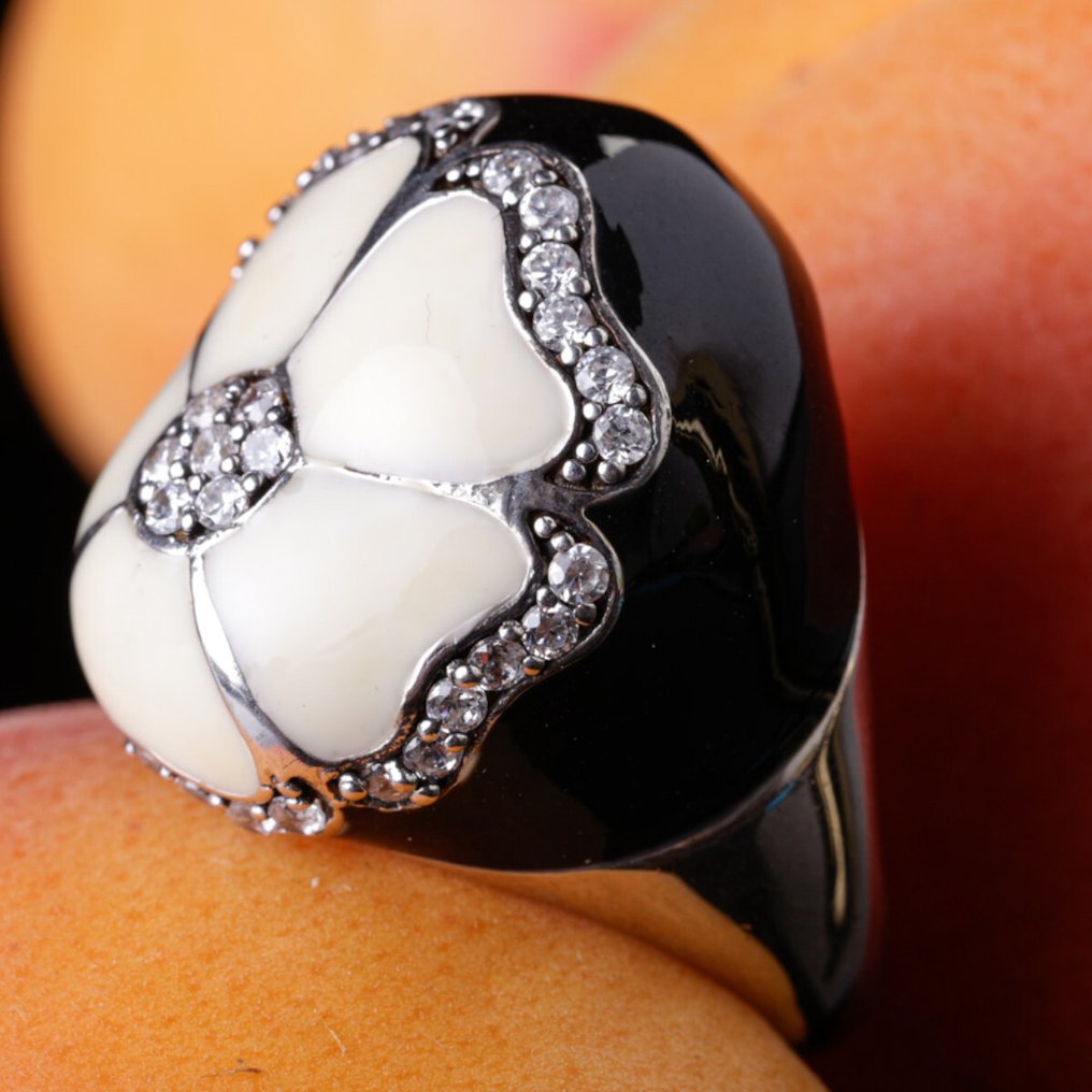 银质珐琅戒指，镶嵌水晶——黑底白花 - 高度: 25 mm - 闊度: 22 mm- 11.2 g #2.1