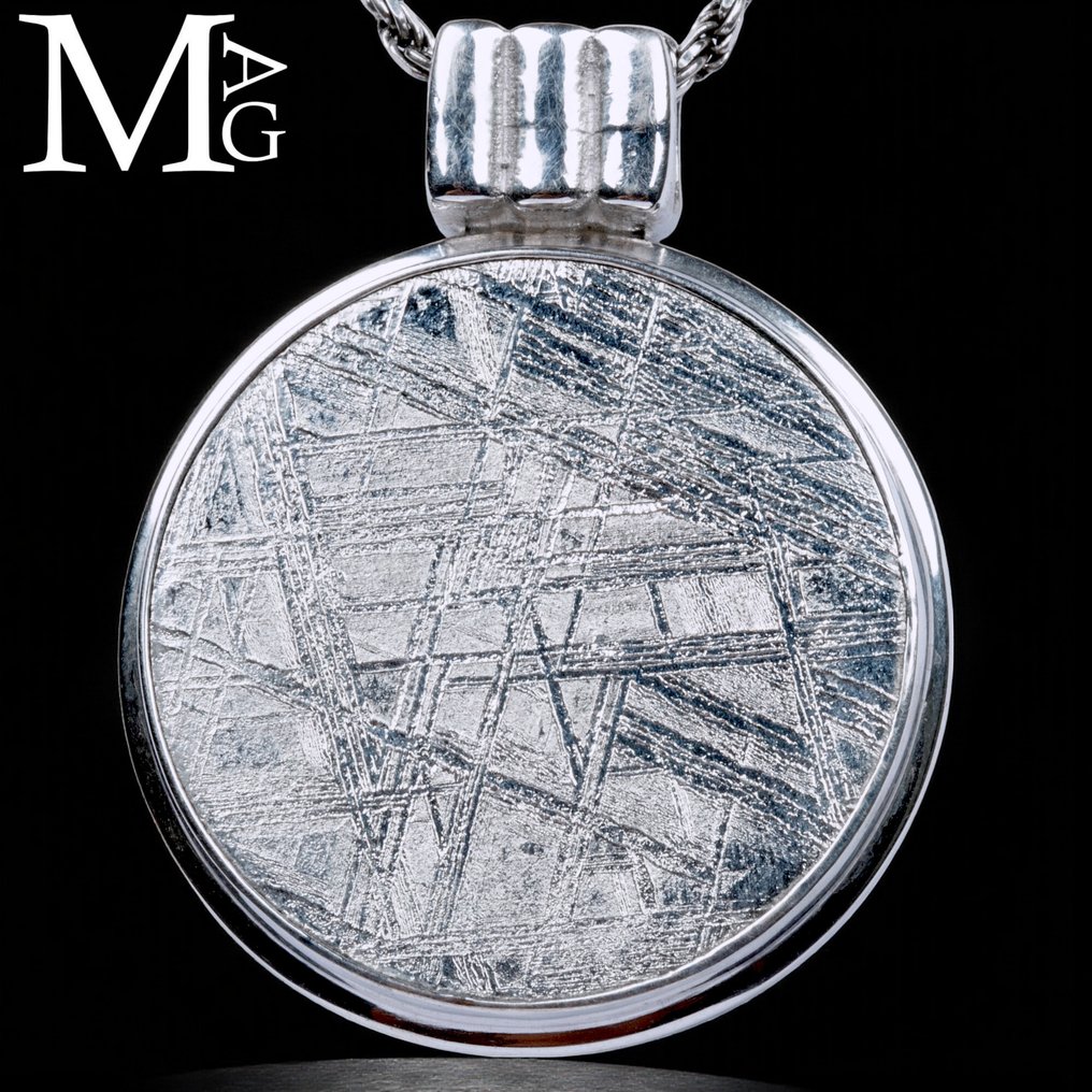 Muonionalusta Meteorite Pendant with Widmanstätten Pattern Muonionalusta: 4.5 billion years - from the heart of the solar system. - Height: 39 mm - Width: 31 mm - 23 g #1.0