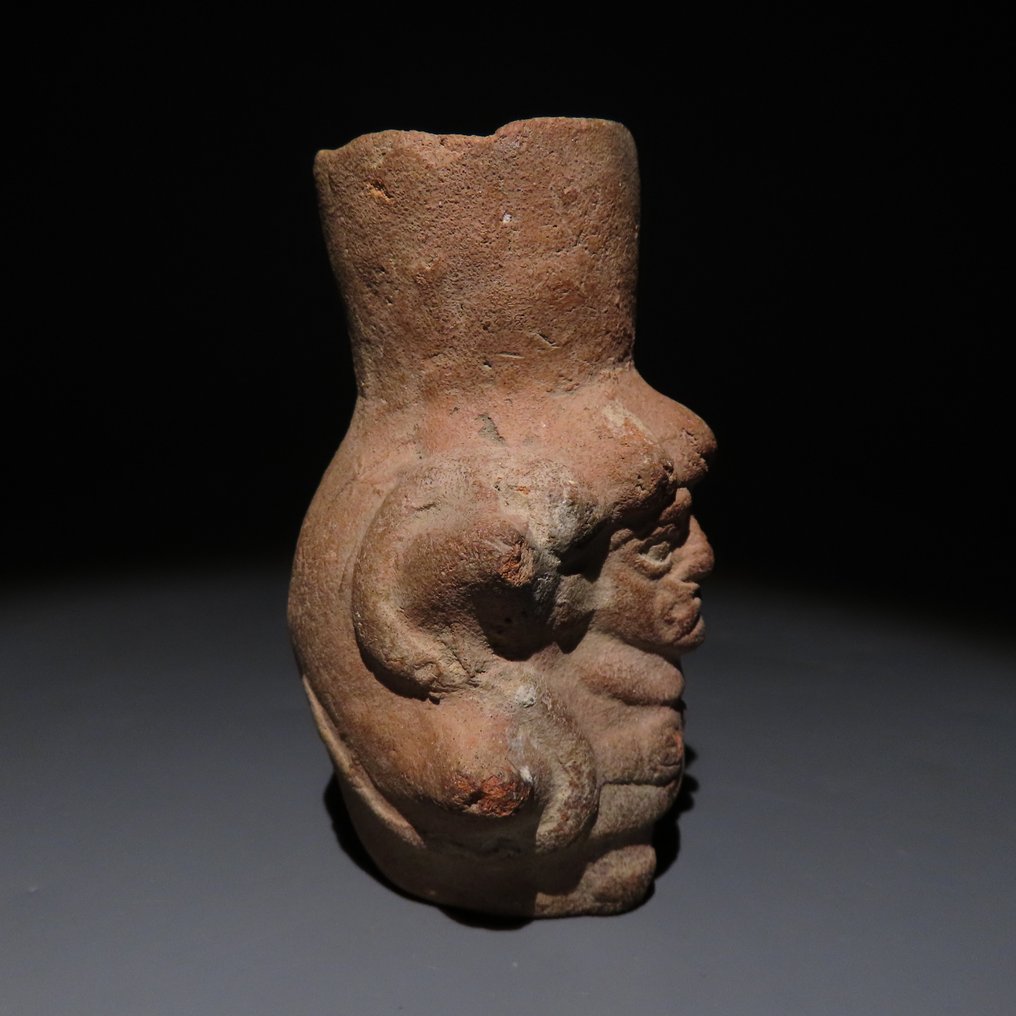 Moche, Peru Terrakotta Liten vase med gud Ai Apaec. 500-700 e.Kr. Høyde 8,5 cm. Spansk importlisens. #3.2