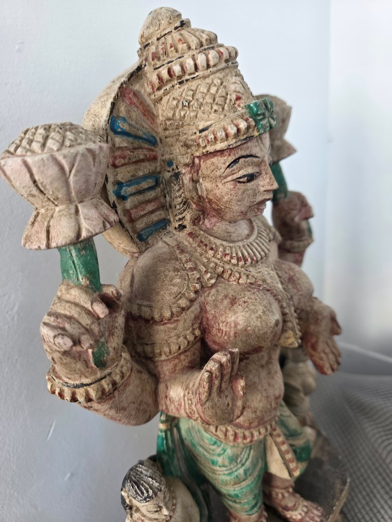 Hinduiske håndskårne skulptur – Gudinden Lakshmi - Indien – farvet træ – gammelt og unikt stykke - Træ - andet halve af det 20. århundrede #1.0