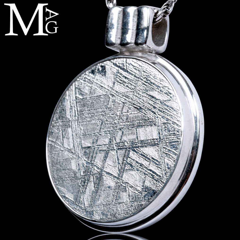Muonionalusta Meteorite Pendant with Widmanstätten Pattern Muonionalusta: 4.5 billion years - from the heart of the solar system. - Height: 39 mm - Width: 31 mm - 23 g #3.2