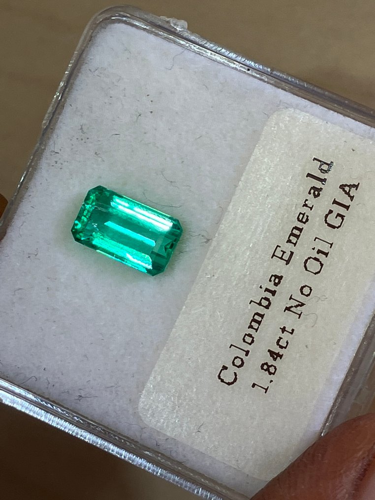 1 pcs  绿色 祖母绿  - 1.84 ct - 美国宝石研究院（GIA） - 没有油 #3.2