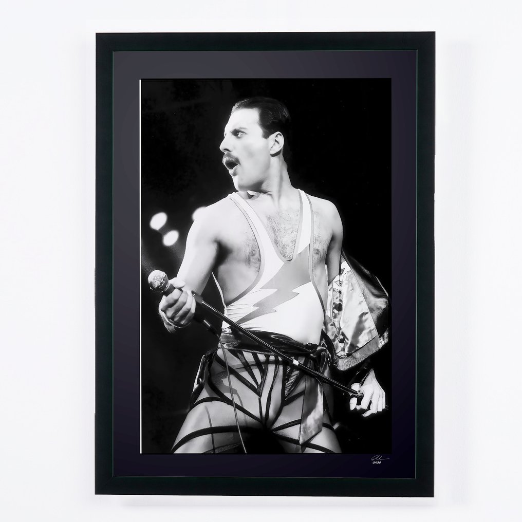 Queen - Freddie Mercury - Arena Birmingham 1984 - Fine Art Photography - Luxury Wooden Framed 70X50 cm - Limited Edition Nr 01 of 20 - Serial ID 266 - Original Certificate (COA), Hologram - 100% New. Shipping Reduction from 3 items #3.2