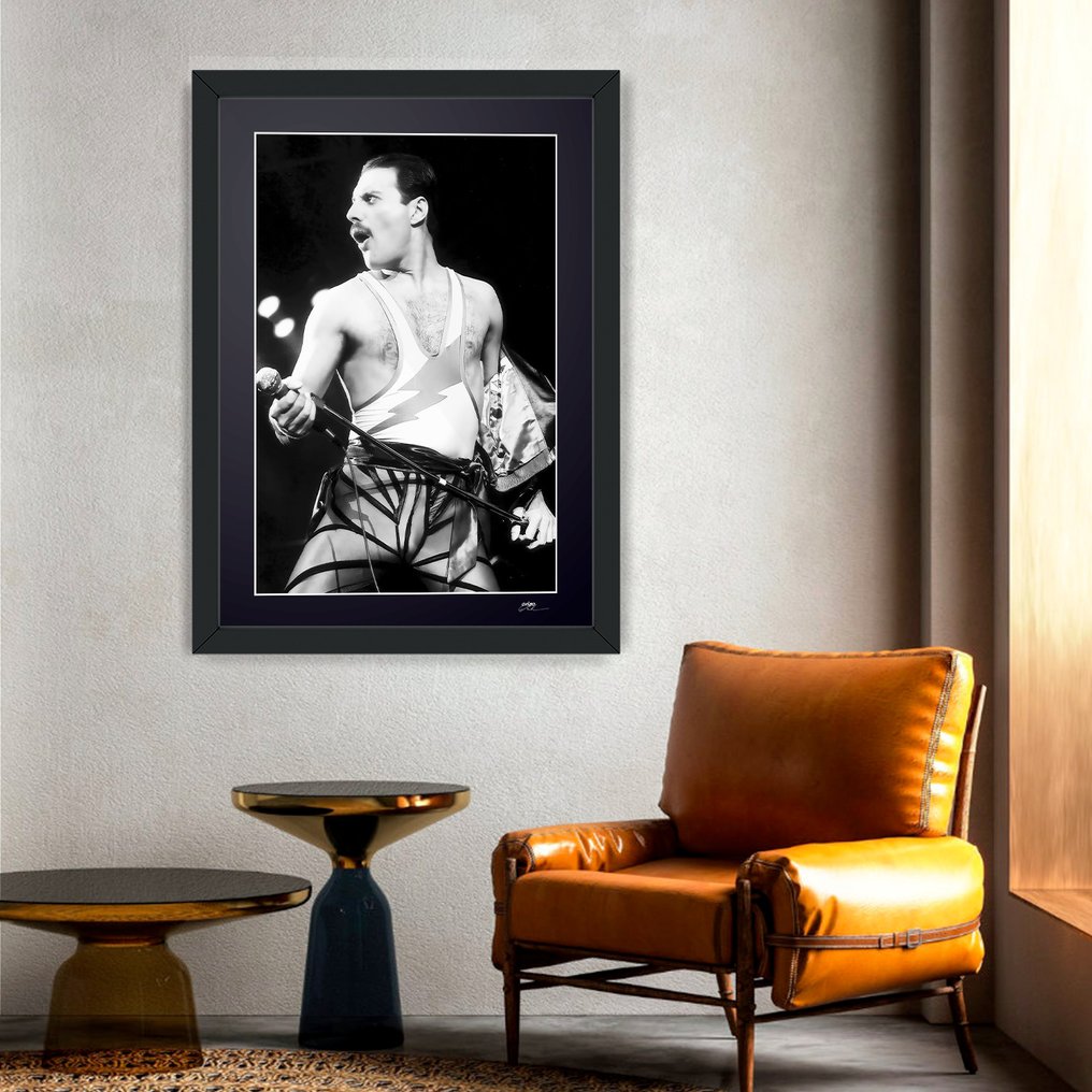 Queen - Freddie Mercury - Arena Birmingham 1984 - Fine Art Photography - Luxury Wooden Framed 70X50 cm - Limited Edition Nr 01 of 20 - Serial ID 266 - Original Certificate (COA), Hologram - 100% New. Shipping Reduction from 3 items #1.0