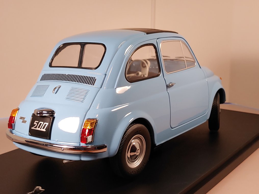 KK-Scale 1:12 - Modelsedan - Fiat 500 Lichtblauw 1968 - met udtageligt 'linnedak' #2.1