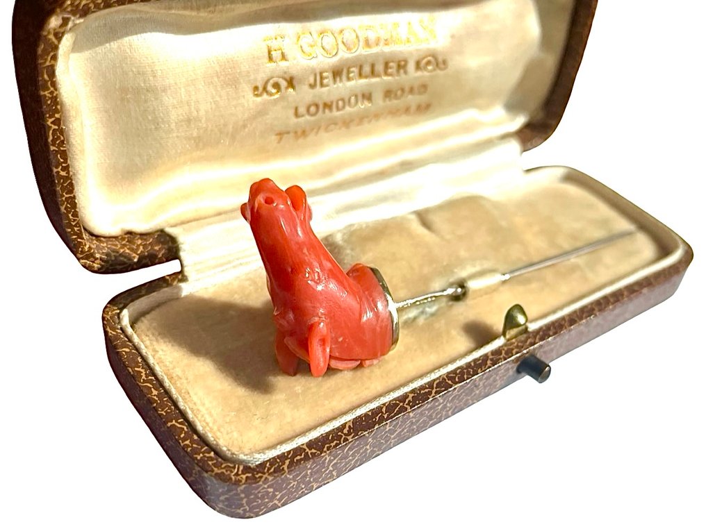 Koralle - Antikes italienisches Korallen 9-karätiges Gold, geschnitzte Pferdemotiv Sticknadel in Originalbox, - Krawattenklammer #1.0