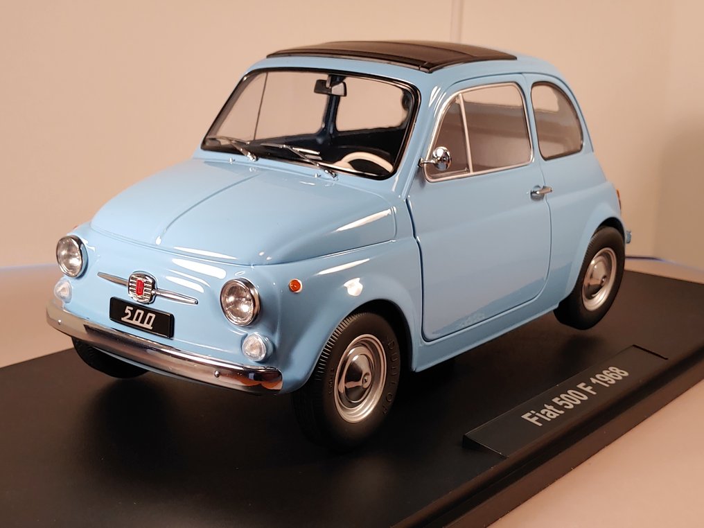 KK-Scale 1:12 - Modelsedan - Fiat 500 Lichtblauw 1968 - met udtageligt 'linnedak' #1.0