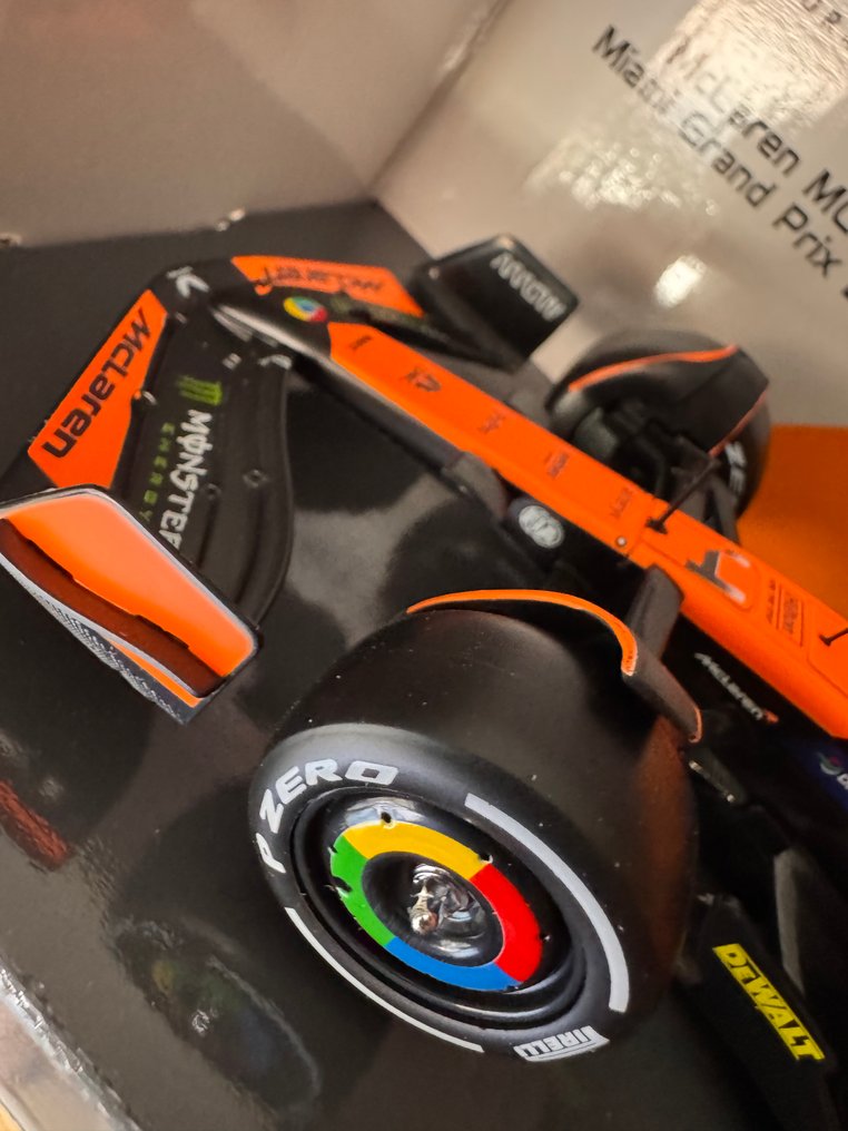 Bburago 1:24 - Modellino di auto (2) - L. Norris McLaren MCL38 #4 - Vincitore del Gran Premio di Miami di Formula 1 2024 con figura - Edizione Limitata #2.1