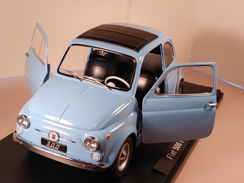 KK-Scale 1:12 - Modelsedan - Fiat 500 Lichtblauw 1968 - met udtageligt 'linnedak' #1.0