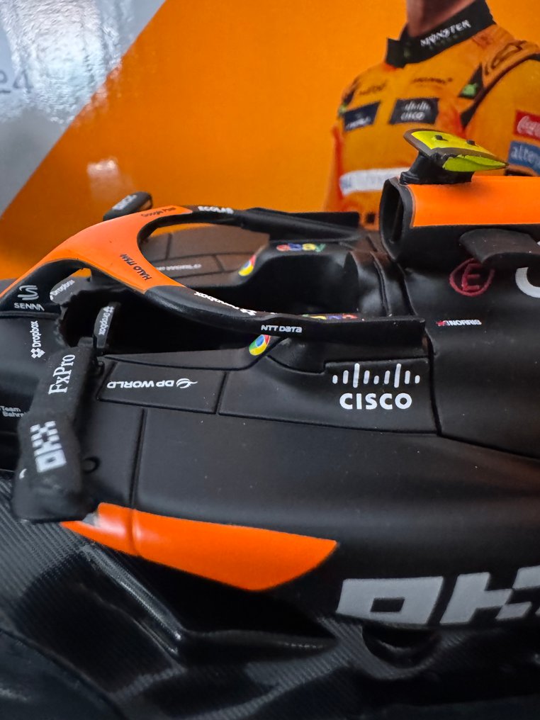 Bburago 1:24 - Modellino di auto (2) - L. Norris McLaren MCL38 #4 - Vincitore del Gran Premio di Miami di Formula 1 2024 con figura - Edizione Limitata #4.3