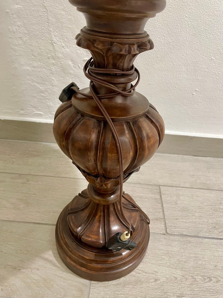 Italian artisan workshop - Table lamp - Elegant Vintage Italian with Hand-Coloured Shade and Carved Wood Walnut - Walnut #1.0