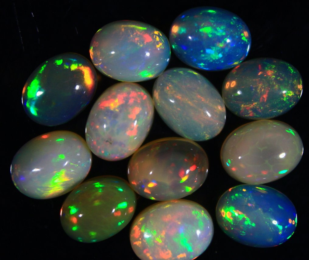 Δωρεάν αποστολή Κορυφαίοι λίθοι φωτιάς Ct. 11.20 Φυσικοί ημιπολύτιμοι λίθοι από την Αιθιοπία Καμπουσόν - Ύψος: 8 mm - Πλάτος: 6 mm- 2.24 g #1.0