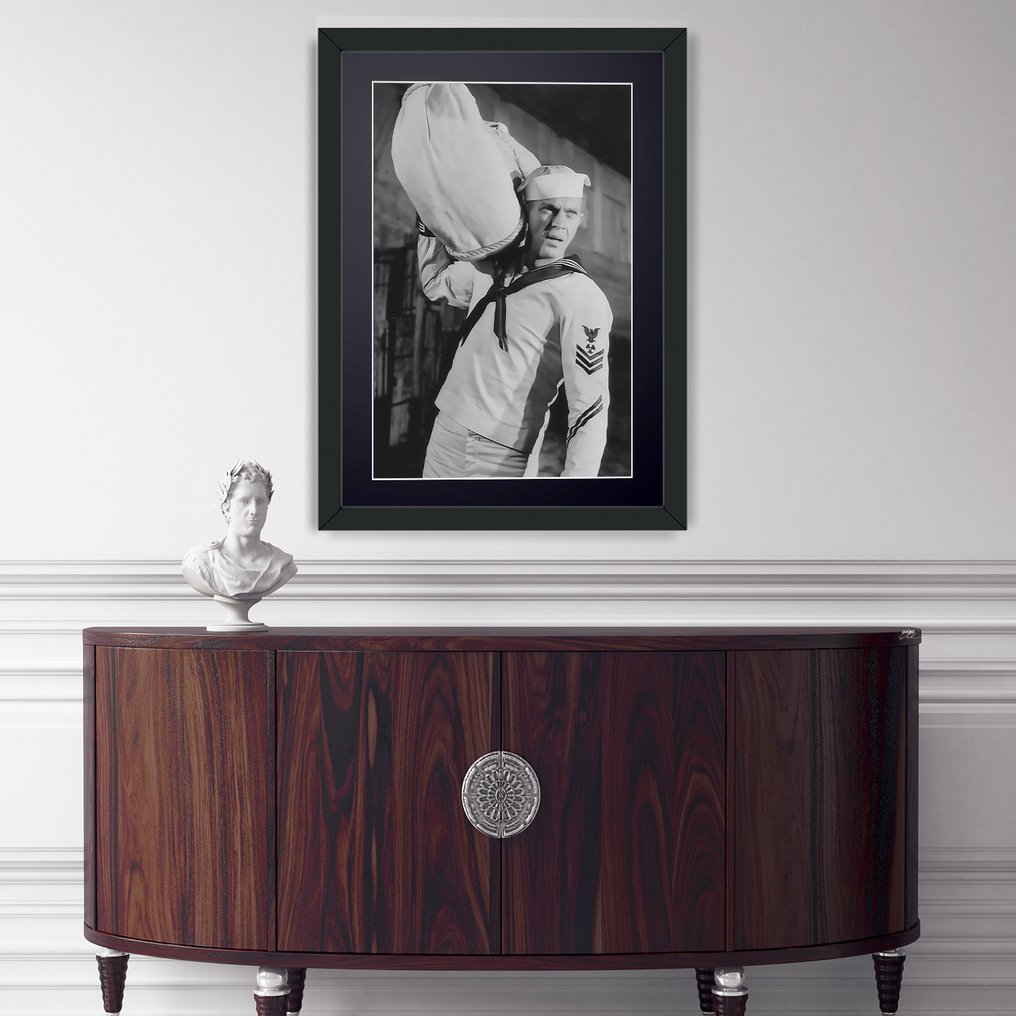 Steve McQueen - The Sand Pebbles (1966) - Fine Art Photography - Luxury Wooden Frame 70X50 cm - Limited Edition 01 of 30 - Serial 20195 - Original Certificate (COA), Hologram - 100% New. Shipping Reduction from 3 items #1.0