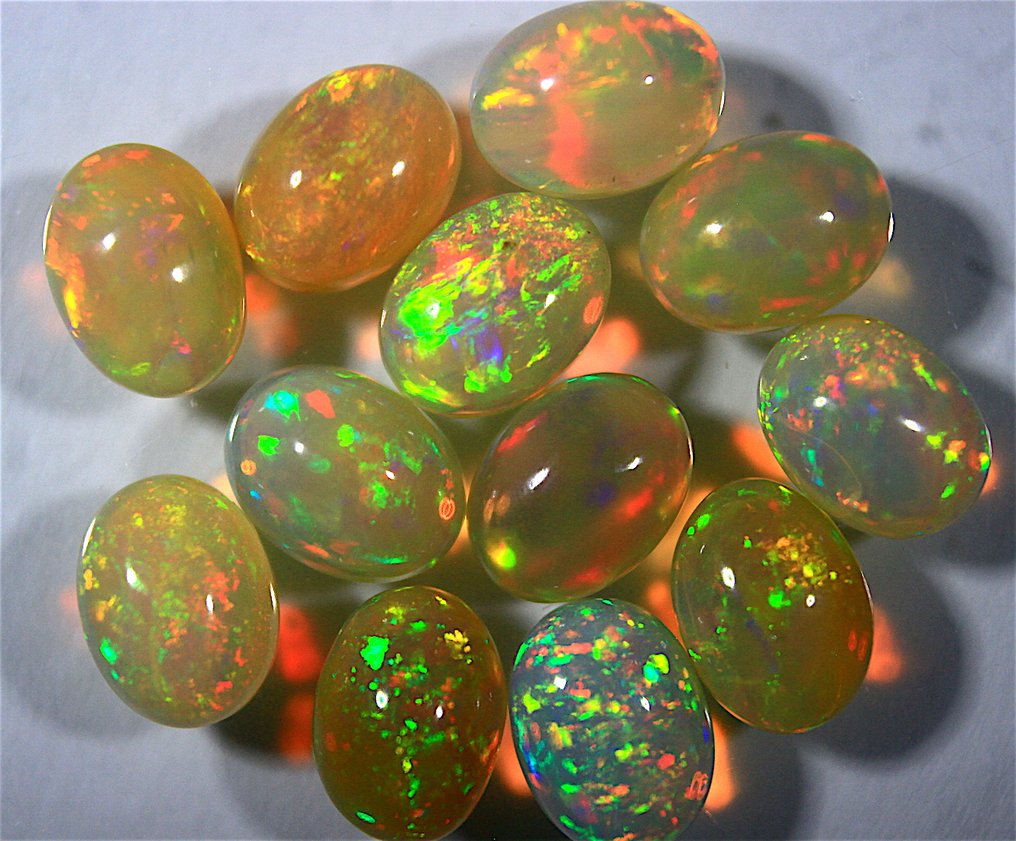 10.80克拉天然埃塞俄比亚蛋白石 - 顶级品质 弧面形 - 高度: 8 mm - 宽度: 6 mm- 2.16 g #2.1