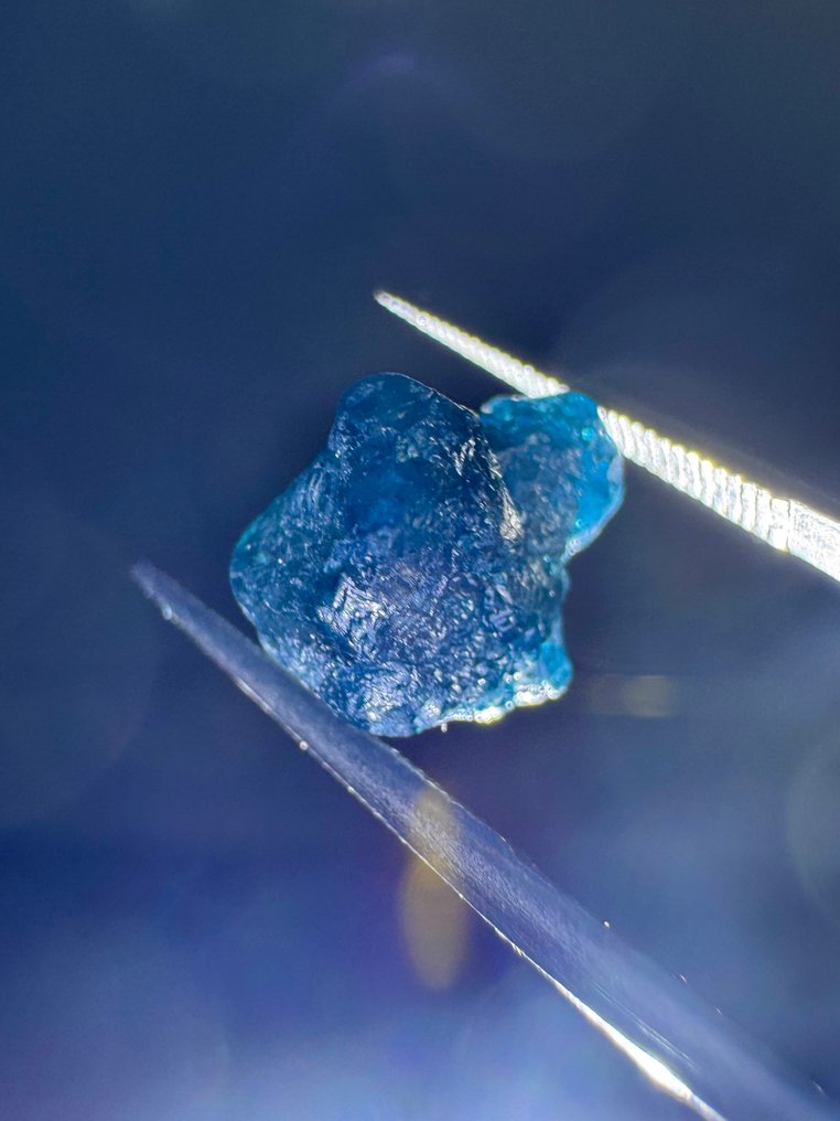 Λαμπερό μπλε φυσικό ακατέργαστο διαμάντι. 4,19 καράτια. Δεν υπάρχει τιμή επιφύλαξης! Τραχύς - Ύψος: 10.1 mm - Πλάτος: 9 mm- 0.84 g #1.0