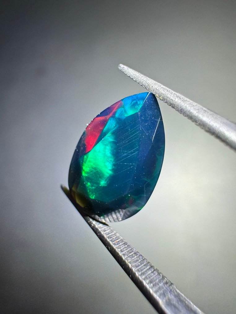 一对来自埃塞俄比亚的黑色多面琥珀，烟熏色。4.14克拉。没有保留价格。 多面- 0.83 g - (2) #1.0